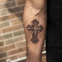 Tatuaż krzyż – znaczenie, historia, 150 zdjęć