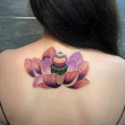 Tatuaż kwiat lotosu – znaczenie, historia, 50 zdjęć