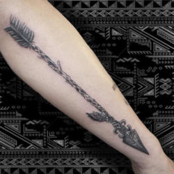 Tatuaż strzała – znaczenie, historia, 75 zdjęć
