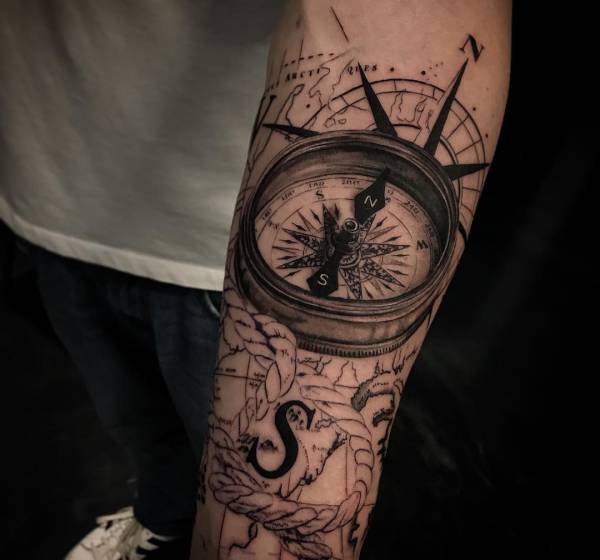 Tatuaż kompas – znaczenie, historia, 40 zdjęć