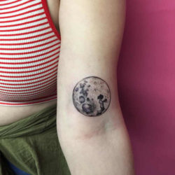 Tatuaż księżyc – znaczenie, historia, 100 zdjęć