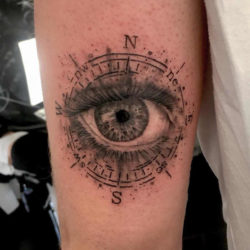 Tatuaż z wizerunkiem oka – znaczenie, historia, 50 zdjęć