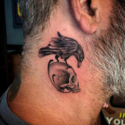 Tatuaże na szyi – znaczenie symbolika 100 zdjęć